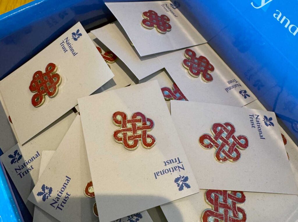 Knot pin badges